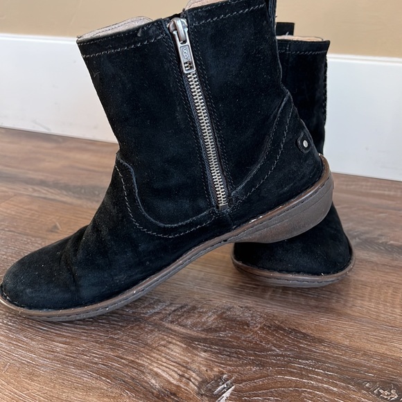 UGG Women’s Neevah Black Suede size 8 - Picture 5 of 9